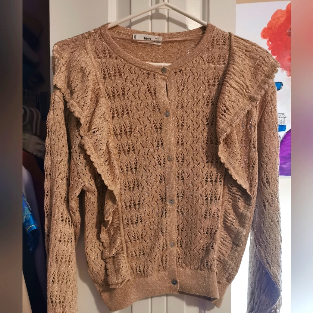 Sweater with ruffles